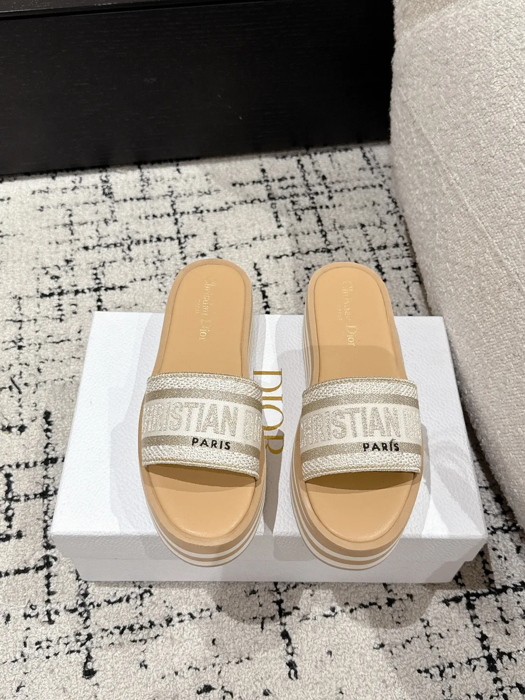 💕💕Factory direct selling price p440💕💕 DIOR Dior Dway fabric embroidered logo open toe 7cm thick sole one-word strap slippers CD letter logo three-dimensional embroidery thick bottom round toe open toe slippers The original development of the top version on the market, soft and delicate foot feel, extremely comfortable.  ✔️Upper: imported electro-embroidered cotton technical fabric ✔️Inner lining: water-dyed cowhide foot pad lining ✔️Outsole: original combination outsole ✔️Sole thickness: 7cm ✔️Size: #35-41 (40.41. Customized, non-refundable and non-exchangeable)